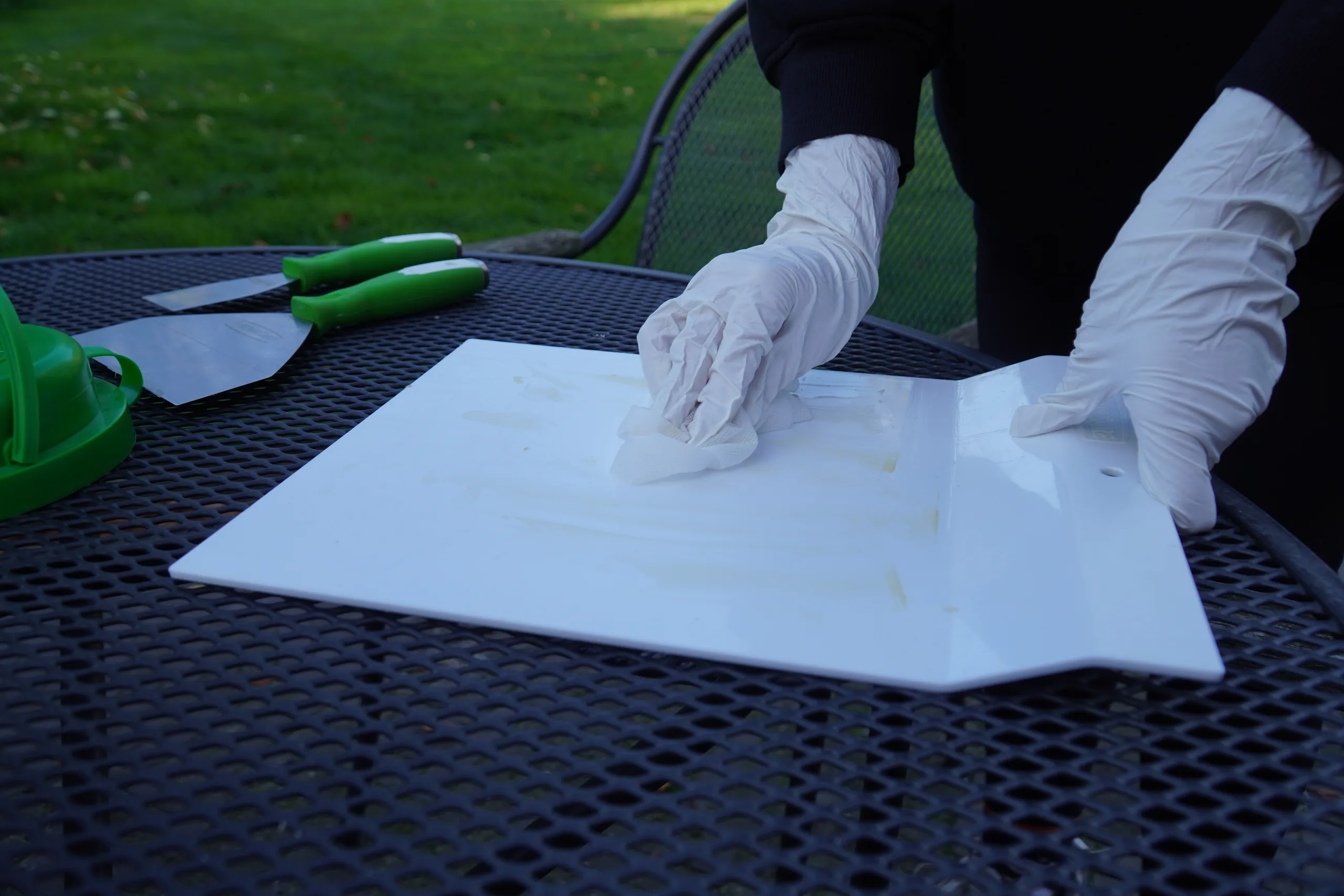 Cleaning the EASY•Q™ mixing plate with the EASY•Q™ WIPES